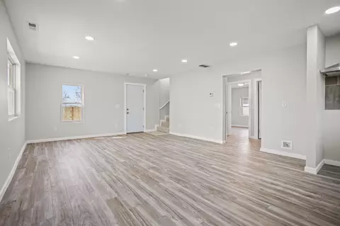 Living - 1517 Parker St, Springfield, OH 45503 photo 2 of 5