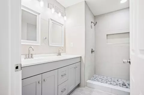 Bath - 1517 Parker St, Springfield, OH 45503 photo 3 of 6