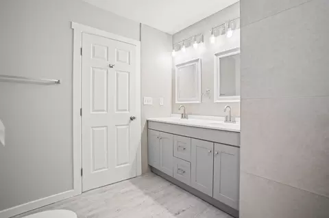 Bath - 1517 Parker St, Springfield, OH 45503 photo 6 of 6