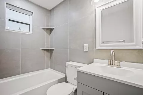 Bath - 1517 Parker St, Springfield, OH 45503 photo 1 of 6
