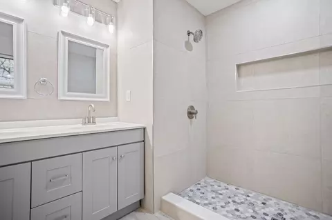 Bath - 1517 Parker St, Springfield, OH 45503 photo 5 of 6