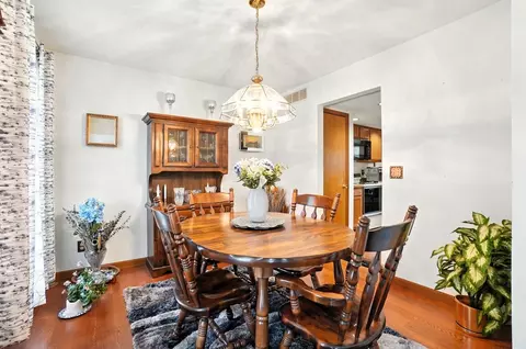 Dining - 2100 Simon Ct, Springfield, OH 45503 photo 3 of 4