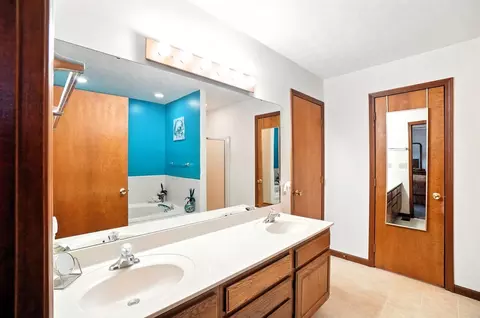 Bath - 2100 Simon Ct, Springfield, OH 45503 photo 3 of 11