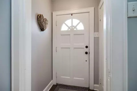 Entry Way - 327 W Roseland Ave, Springfield, OH 45503 photo 1 of 4