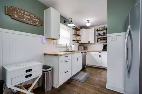 Kitchen - 327 W Roseland Ave, Springfield, OH 45503 photo 2 of 4