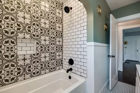 Bath - 327 W Roseland Ave, Springfield, OH 45503 photo 3 of 3