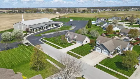 1210 Navajo Trl, Wapakoneta, OH 45895