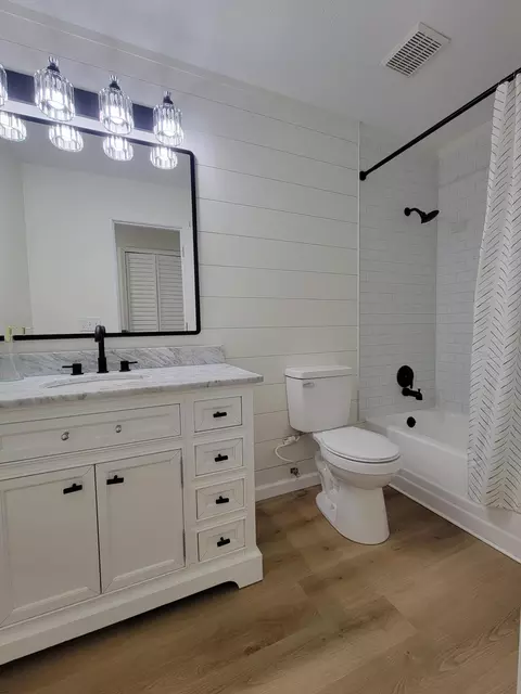 Bath - 2027 Andover Ave, Springfield, OH 45503 photo 2 of 4