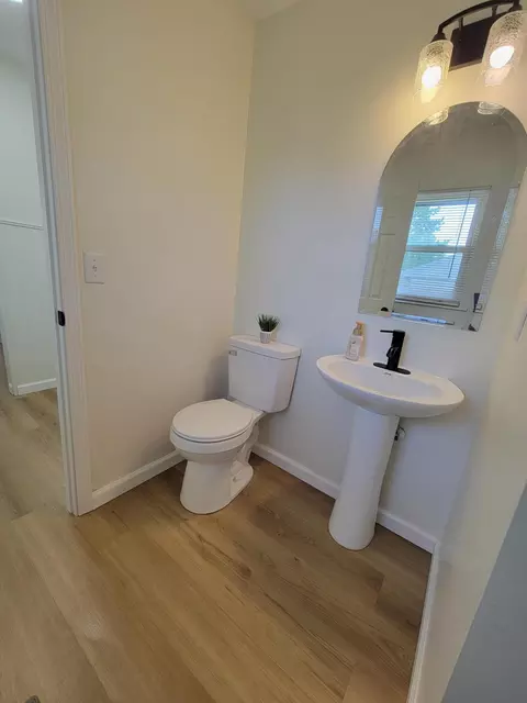 Bath - 2027 Andover Ave, Springfield, OH 45503 photo 4 of 4