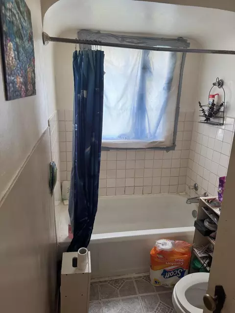 Bath - 914 Mitchell Blvd, Springfield, OH 45503 photo 1 of 1