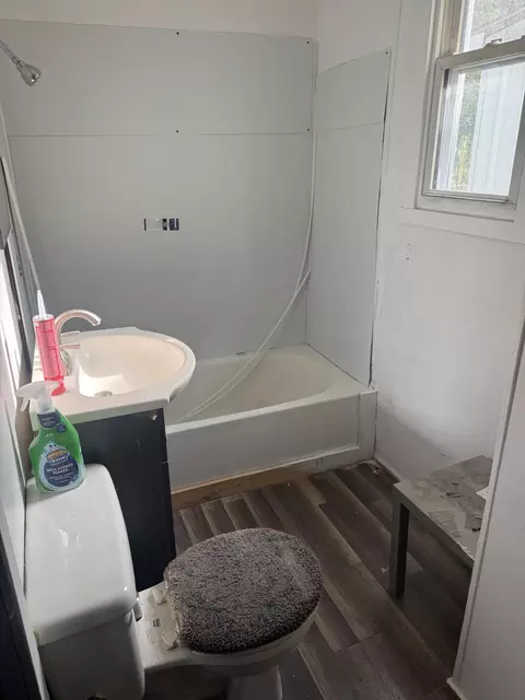 Bath - 1572 Mound St, Springfield, OH 45505 photo 1 of 1