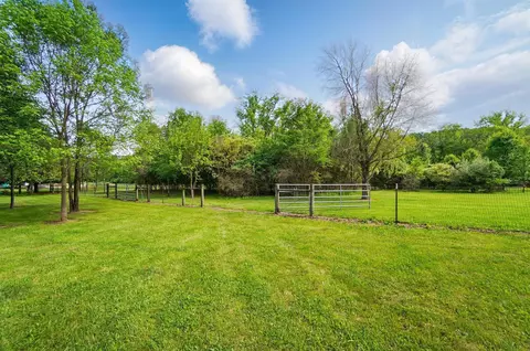 Exterior - 2619 Fox Hollow Rd, Springfield, OH 45502 photo 5 of 16