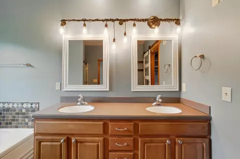 Bath - 2619 Fox Hollow Rd, Springfield, OH 45502 photo 1 of 5