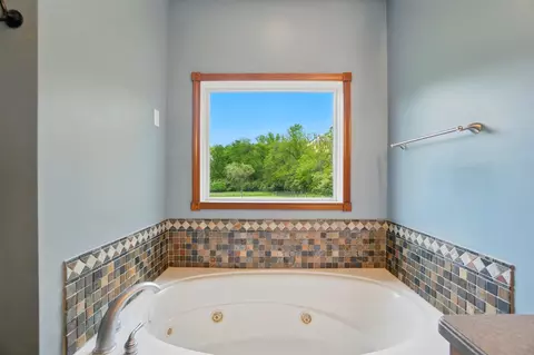Bath - 2619 Fox Hollow Rd, Springfield, OH 45502 photo 2 of 5