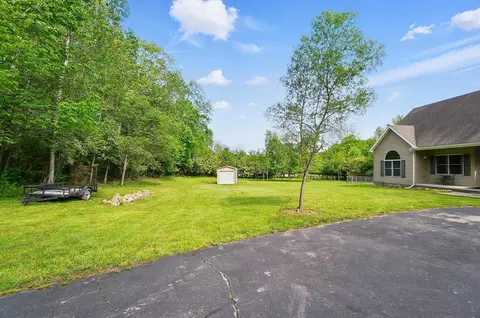Exterior - 2619 Fox Hollow Rd, Springfield, OH 45502 photo 3 of 16