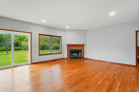 Living - 2619 Fox Hollow Rd, Springfield, OH 45502 photo 2 of 4