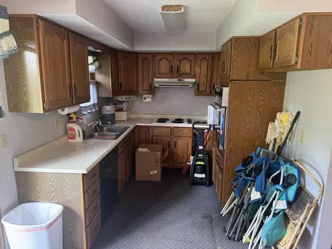 Kitchen - 1991 Willow Rd, Springfield, OH 45502 photo 1 of 1