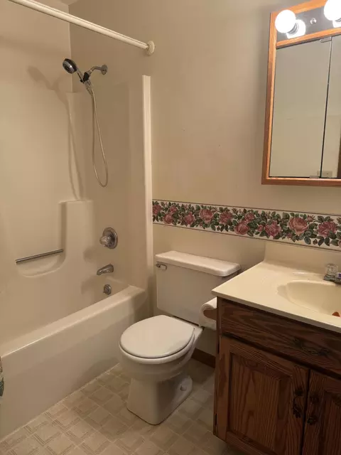 Bath - 1991 Willow Rd, Springfield, OH 45502 photo 1 of 2