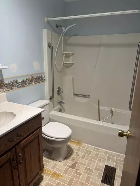 Bath - 1991 Willow Rd, Springfield, OH 45502 photo 2 of 2