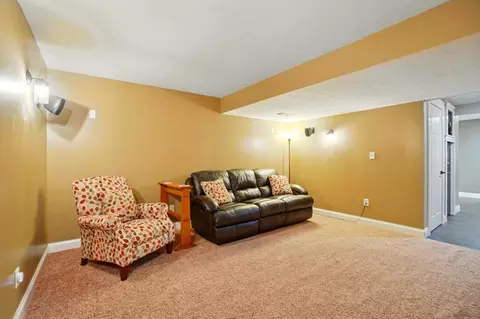Living - 4114 Brookston Dr, Springfield, OH 45502 photo 4 of 4