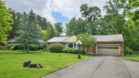635 Dorchester Dr, Springfield, OH 45506 photo 2