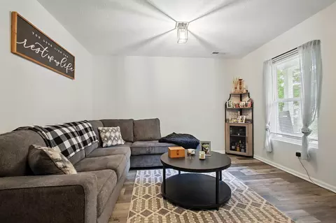 Living - 1350 Taywell Ct, Springfield, OH 45503 photo 1 of 2
