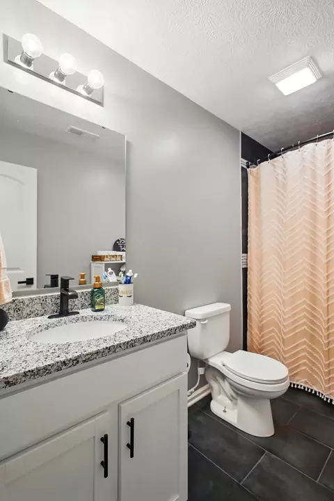 Bath - 1350 Taywell Ct, Springfield, OH 45503 photo 4 of 4
