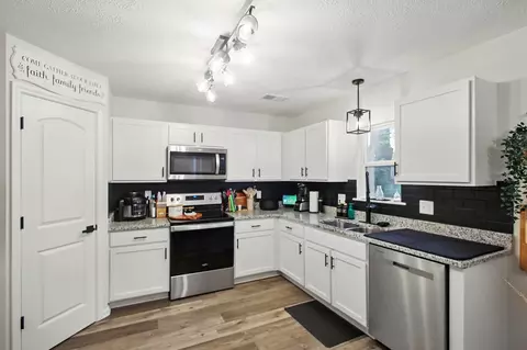 Kitchen - 1350 Taywell Ct, Springfield, OH 45503 photo 2 of 4