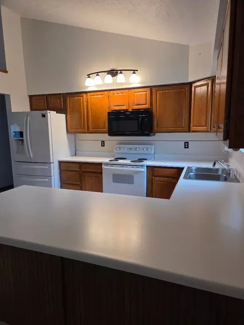 Kitchen - 1270 Warbler Rdg, Springfield, OH 45503 photo 2 of 3