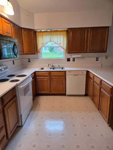 Kitchen - 1270 Warbler Rdg, Springfield, OH 45503 photo 3 of 3
