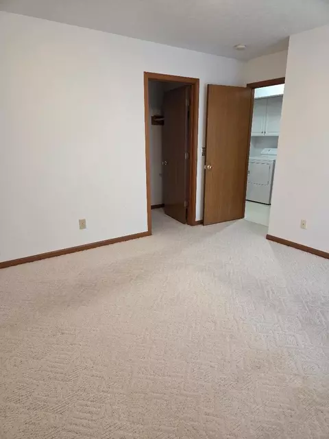 Bedroom - 1270 Warbler Rdg, Springfield, OH 45503 photo 2 of 3