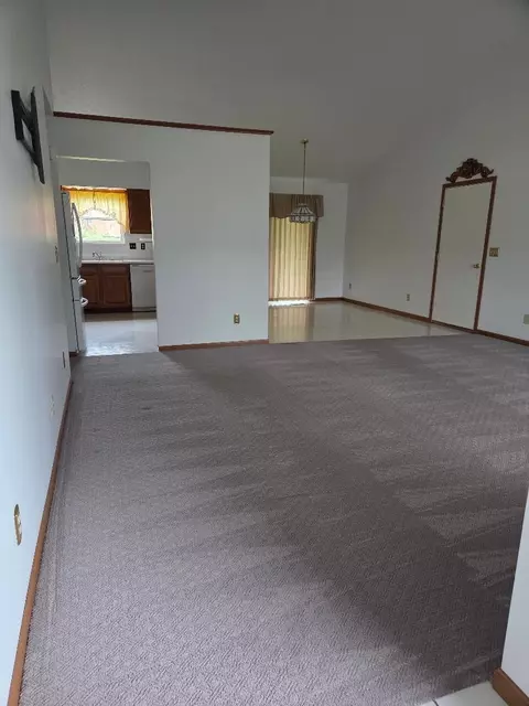 Living - 1270 Warbler Rdg, Springfield, OH 45503 photo 1 of 2
