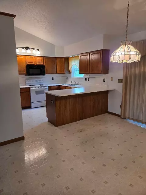Kitchen - 1270 Warbler Rdg, Springfield, OH 45503 photo 1 of 3