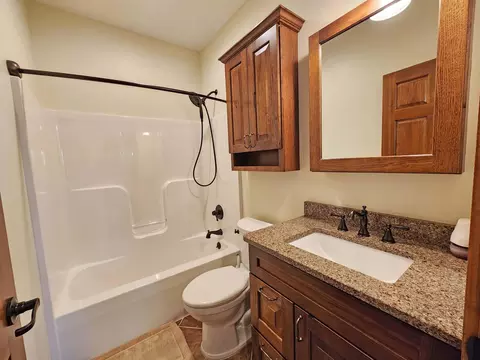 Bath - 5630 Meissen Dr, Springfield, OH 45502 photo 9 of 10