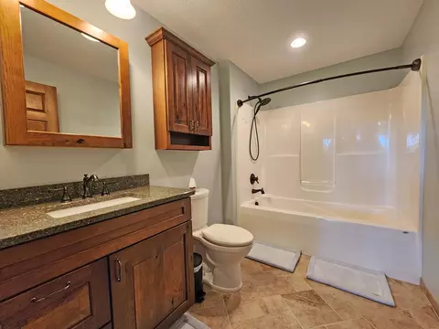 Bath - 5630 Meissen Dr, Springfield, OH 45502 photo 7 of 10