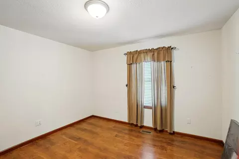 Bedroom - 712 Vale Rd, Springfield, OH 45504 photo 2 of 4