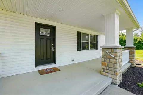 Exterior - 712 Vale Rd, Springfield, OH 45504 photo 4 of 13