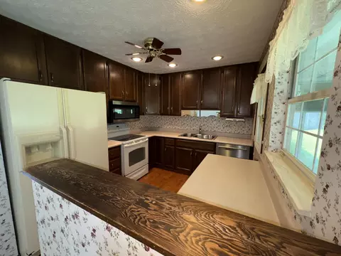 Kitchen - 3040 Ipswich St, Springfield, OH 45503 photo 4 of 8