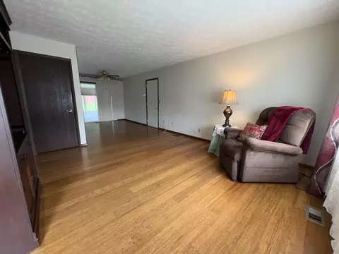 Living - 3040 Ipswich St, Springfield, OH 45503 photo 2 of 5