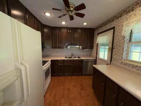 Kitchen - 3040 Ipswich St, Springfield, OH 45503 photo 5 of 8