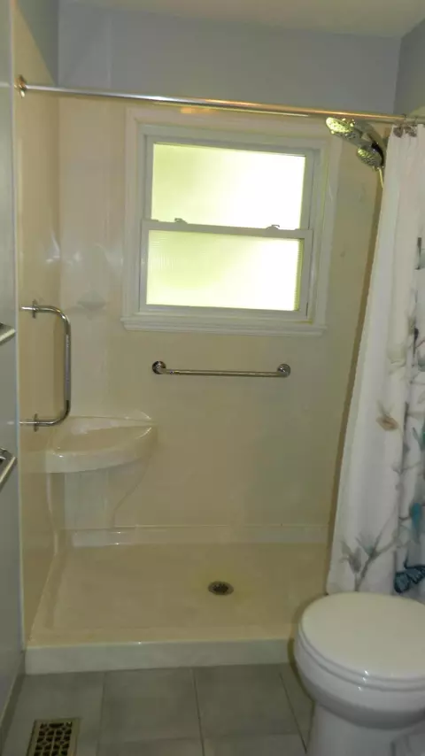 Bath - 3040 Ipswich St, Springfield, OH 45503 photo 1 of 5