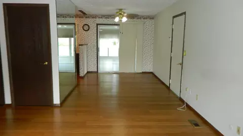Living - 3040 Ipswich St, Springfield, OH 45503 photo 4 of 5