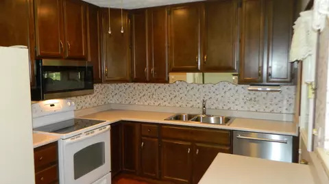 Kitchen - 3040 Ipswich St, Springfield, OH 45503 photo 6 of 8