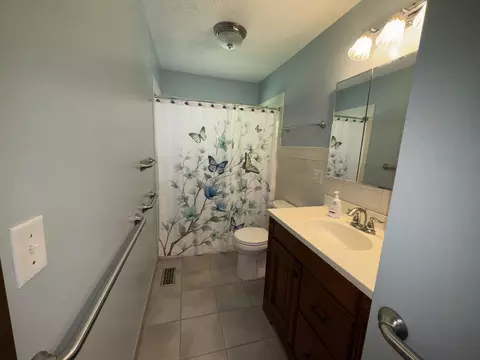 Bath - 3040 Ipswich St, Springfield, OH 45503 photo 2 of 5