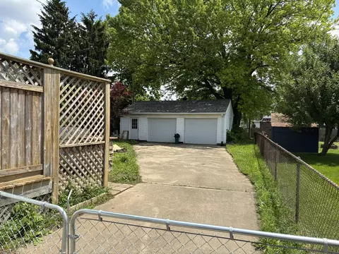 Exterior - 320 N Clairmont Ave, Springfield, OH 45503 photo 2 of 4