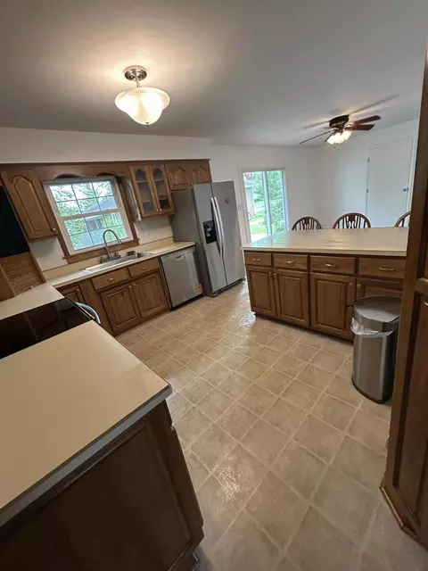 Kitchen - 5151 Pheasant St, Lima, OH 45807 photo 2 of 5