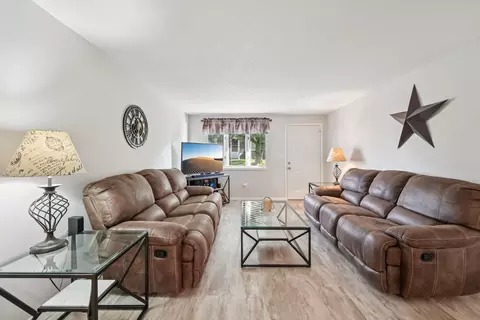 Living - 4525 Reno Ln, Springfield, OH 45503 photo 3 of 5