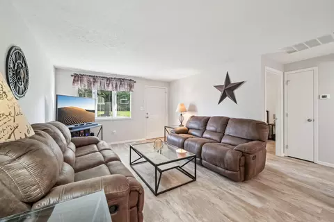 Living - 4525 Reno Ln, Springfield, OH 45503 photo 5 of 5