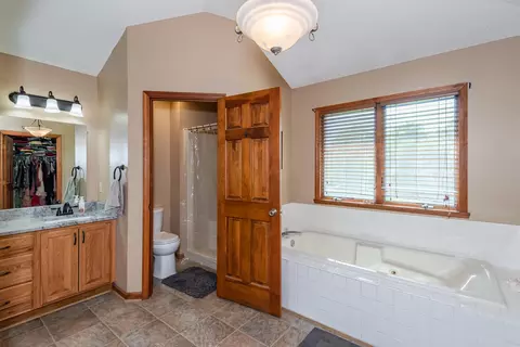 Bath - 2385 Ashbrook Dr, Springfield, OH 45502 photo 2 of 5