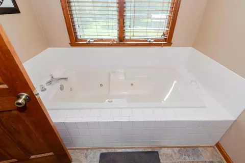 Bath - 2385 Ashbrook Dr, Springfield, OH 45502 photo 3 of 5